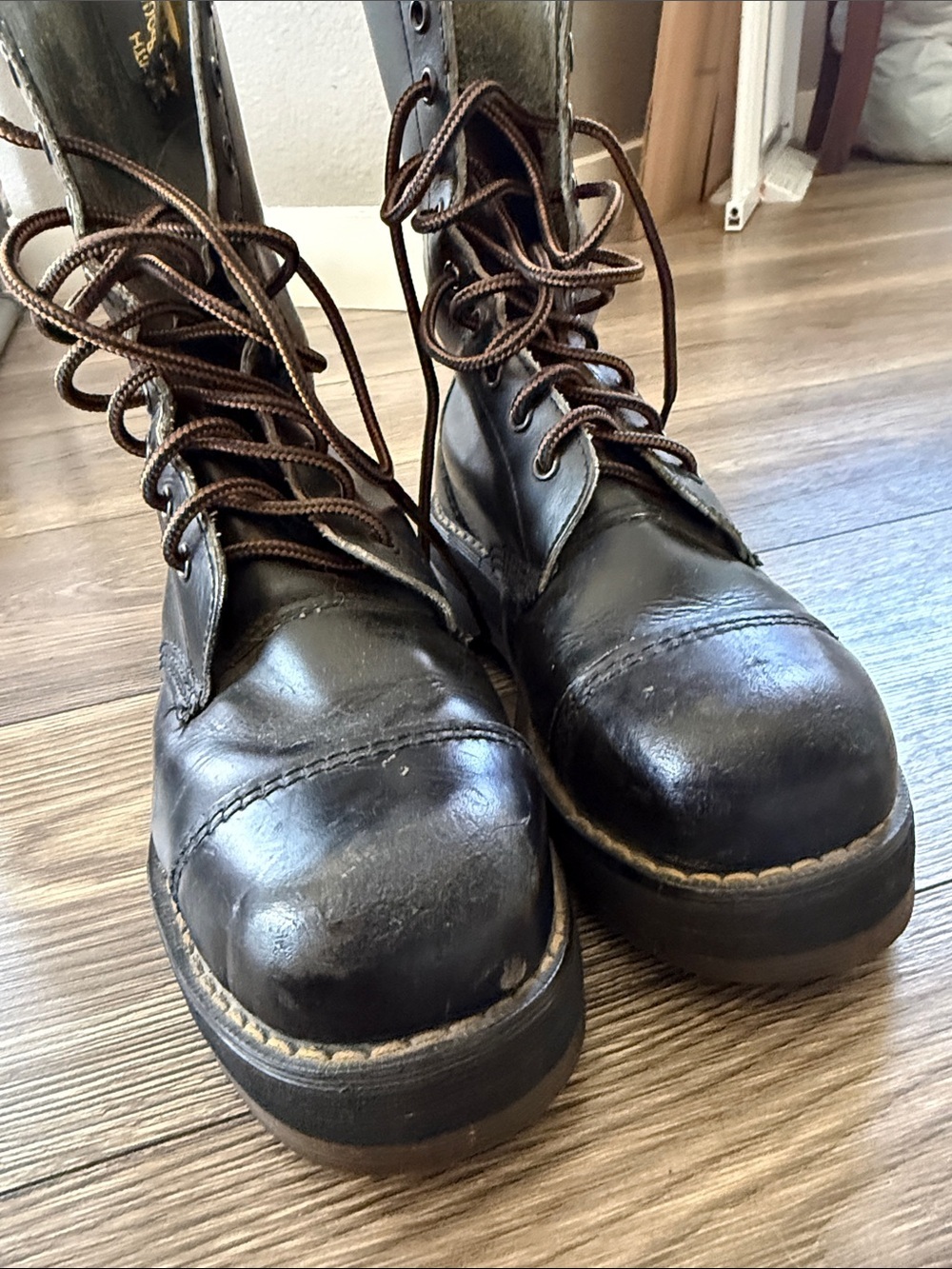 Dr. Martens Vintage Made n England 8-Eye Leather Boots Black Cap Toe Grunge Punk - Picture 6 of 10